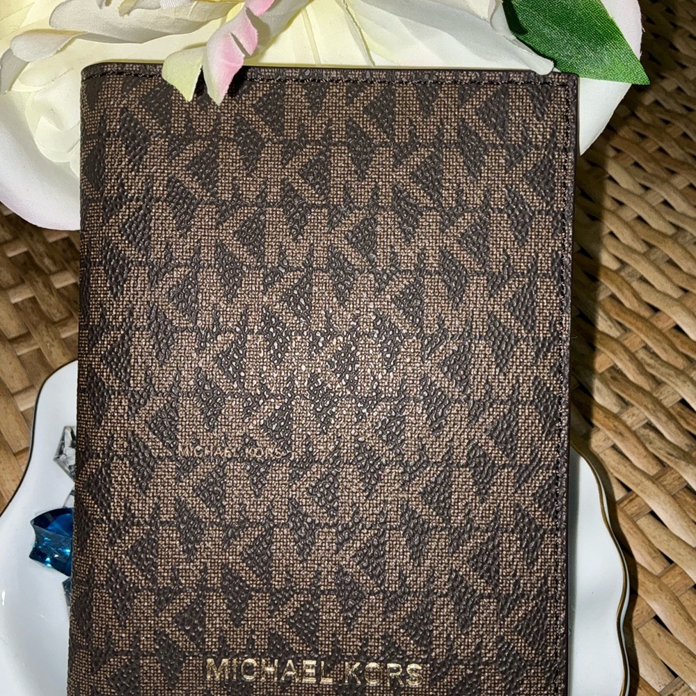 Michael Kors Signature Folding Card Case - Picture 11 of 14